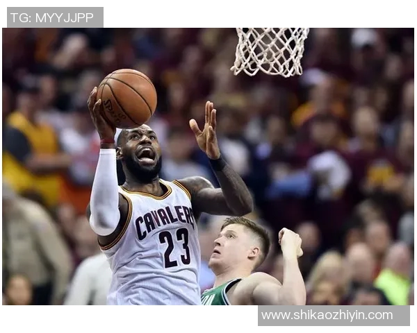 詹姆斯突破妙传 海斯空接暴扣得手